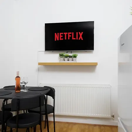 Cozy 2-Bed Garden Flat, With Free Private Parking, Wembley Appartement